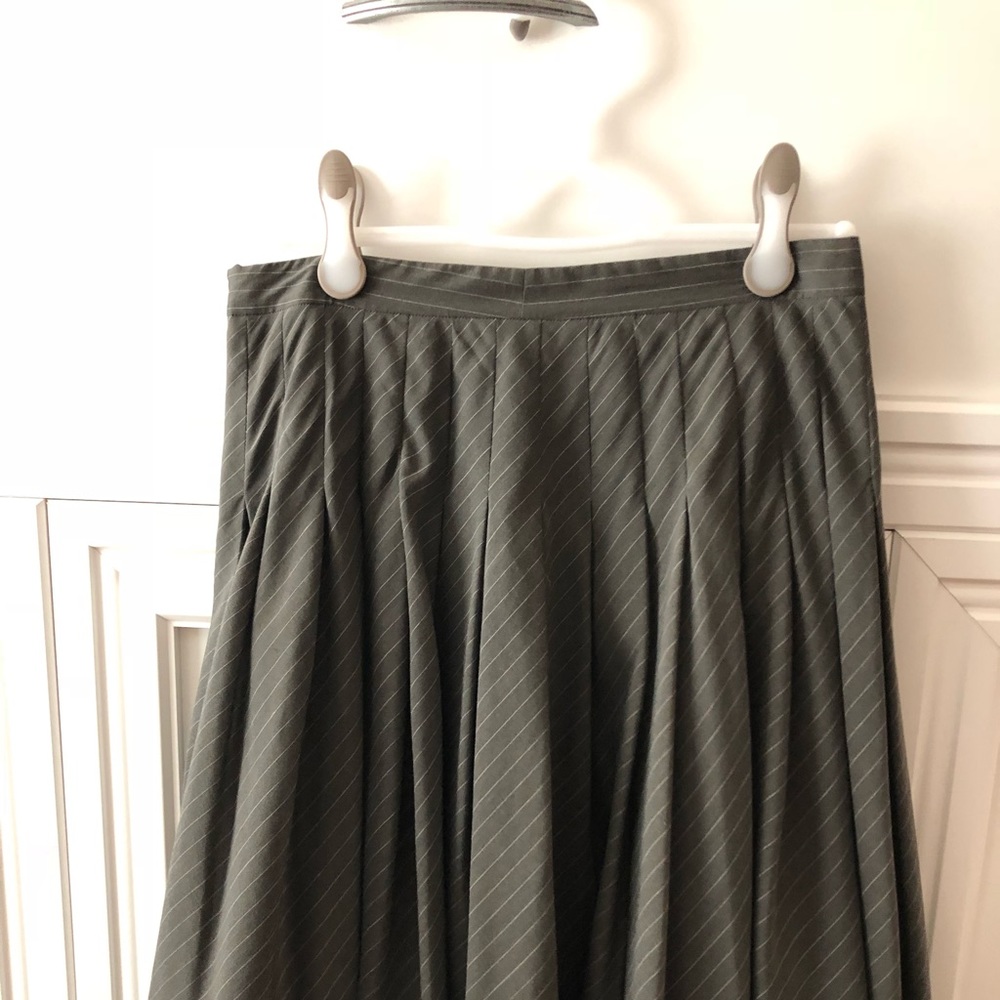Theory gray and white skirt